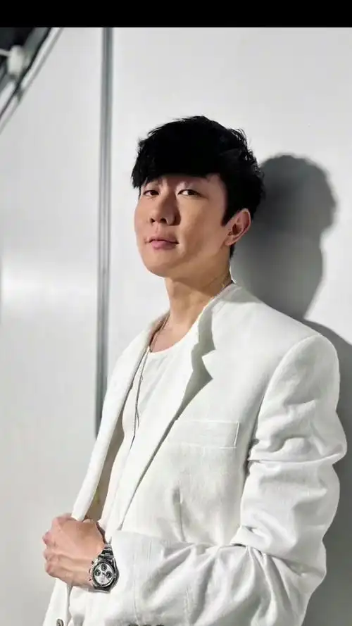 被帅到了被帅到了被帅到了太酷了林俊杰西装杀行走的cdjj林俊