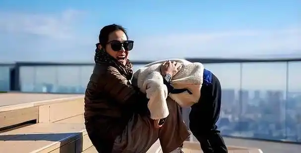 刘若英晒照为儿子庆生,一家三口赴台湾滑雪,9岁钟小弟酷飒帅气_钟晓江