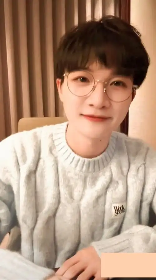 周深超话[吃馕]#风雨同周深情不移#[吃馕]#周深新歌浮光#饱饱你戴眼镜