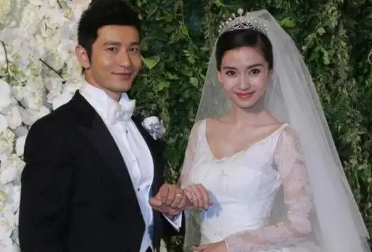 早前baby参加综艺节目时,郑恺还特意提到黄晓明,当时baby没有回避提及