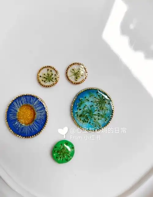 手工饰品  今天就造了这几个uv滴胶的小东西,拍照挺好看,ab胶的汞化