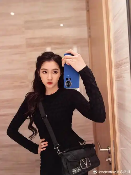 关晓彤1月12日10点,敬请关注valentino官方微信小程序.