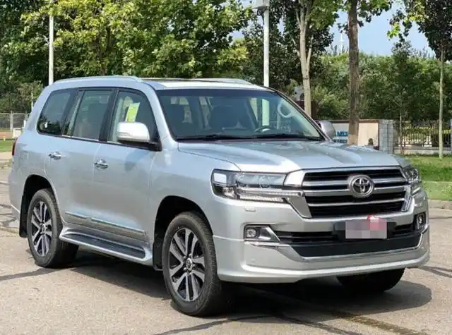 对于这台经典的丰田兰德酷路泽硬派越野车,你觉得怎么样呢?