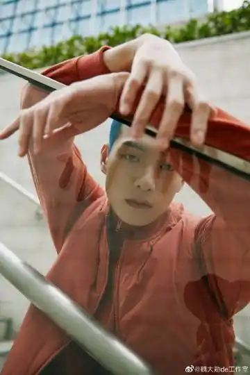 魏大勋蓝色寸头哇噢有被惊艳到不同于黑长发的呆萌寸头更显成熟更有