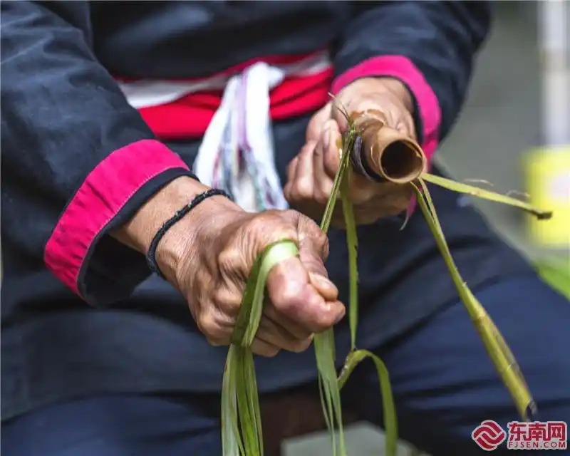 穿过400年时光秀畲族苎麻纺织技艺
