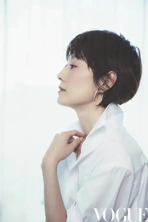 马伊琍清爽写真尽显极简之美