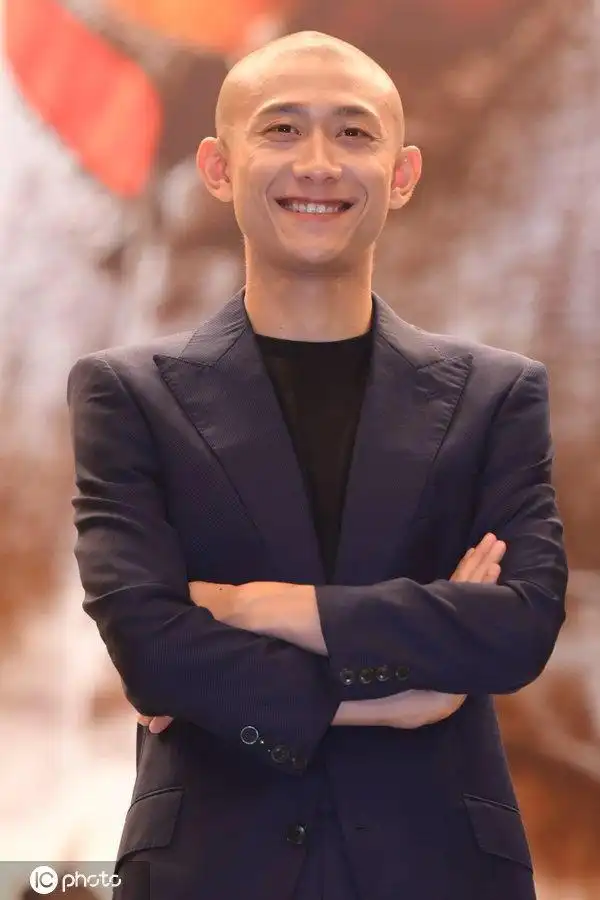 张一山光头形象硬汉十足 网友:犹如一颗行. 来自圈中八卦事 - 微博