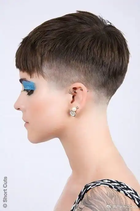 2024女士推边短发:时尚与个性的完美结合|短发|发型|女性_新浪新闻