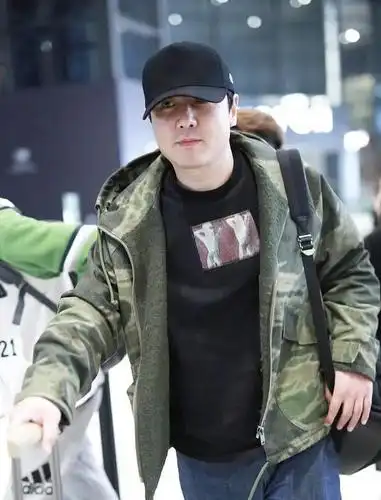 40岁沈腾素颜走机场,"喇叭裤"配连帽外套,堪比95后小鲜肉