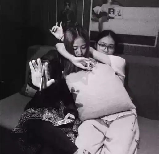 在弹《祝星》以前陈粒说了一句话   "献给所有人的祝星"   弄哭哩台