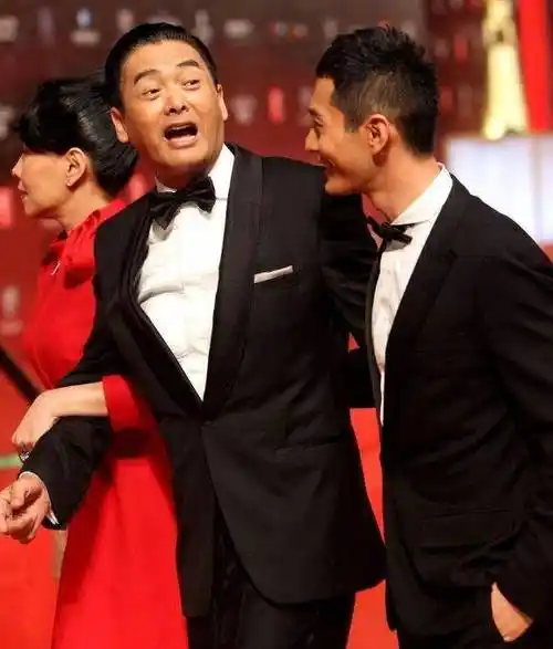 原创两代男神同框180周润发遇179黄晓明谁谎报身高一目了然