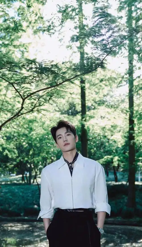 杨洋今天直播,双腰带叠系有点帅啊,这是新的时尚穿搭吗,大帅哥好会穿!