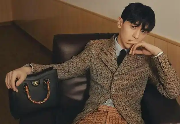 不得不说邓伦真会穿土色格纹都能驾驭了颜值高就是好