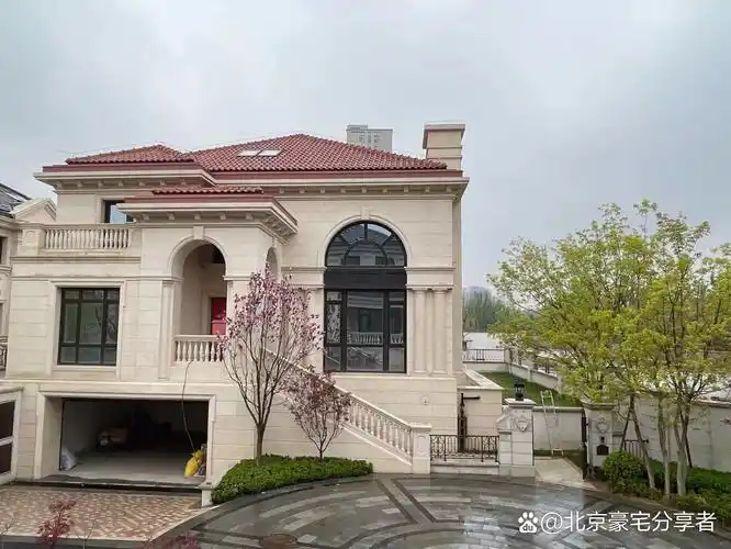 北五环独栋别墅,法式石材尽显优雅,前三后四的布局让人眼前一亮.