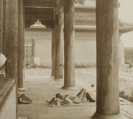 晚清末年紫禁城老照片破旧残缺的储秀宫席地而睡的老太监