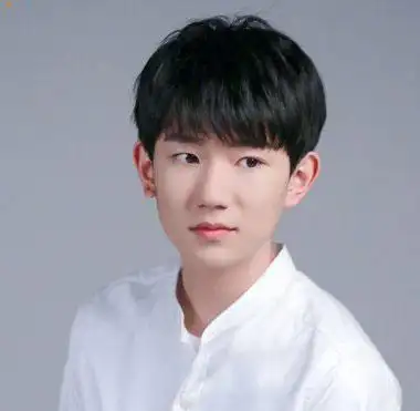 王源朗读牧羊少年奇幻之旅致敬青春王源蘑菇头发型展现好学生本