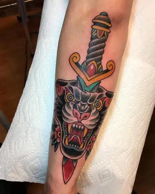 手臂纹身素材 男生手臂上老虎和匕首纹身图案