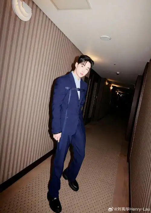 身材优越,与生俱来的气质让西装也独具氛围,大华西装半永久吧#刘宪华