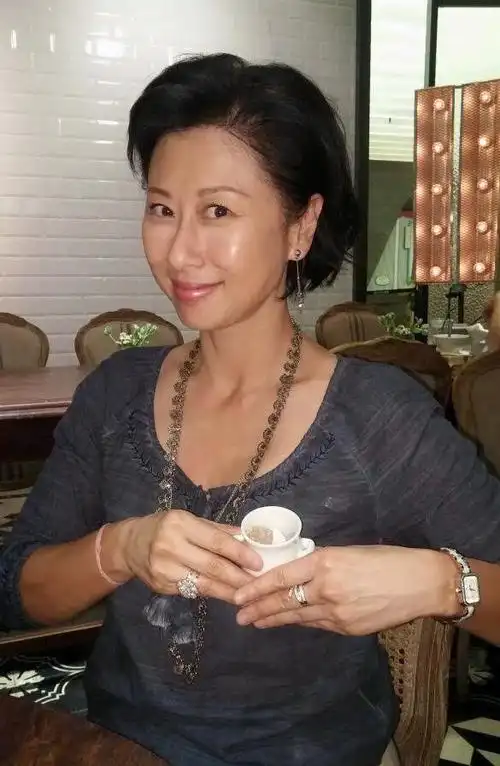 57岁叶倩文还不见老近照皮肤紧致紧身上衣身材真好