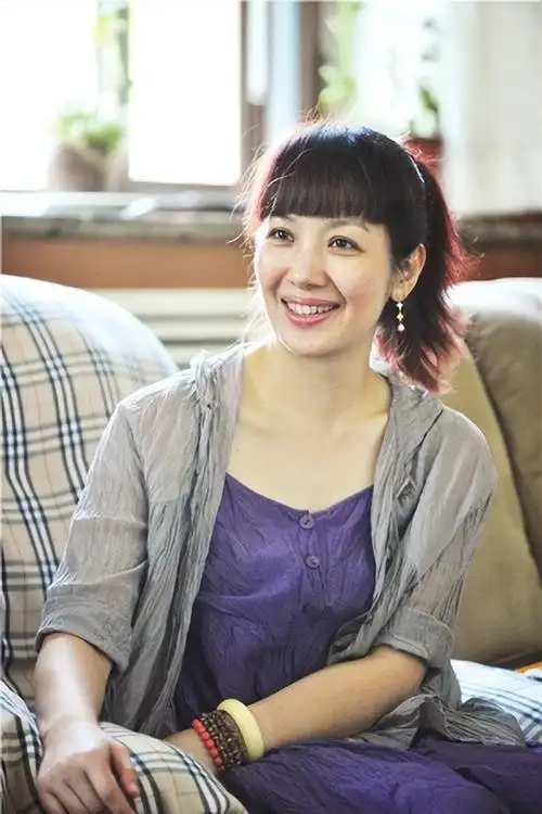 胡军老婆卢芳,16支啤酒定情,婚后一儿一女,日子红红火火有滋味