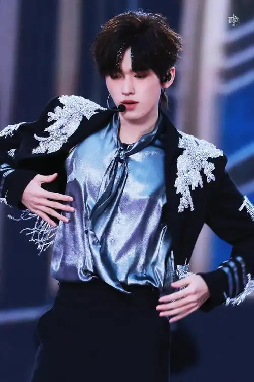 宋亚轩闪钻西装##宋亚轩你好闪