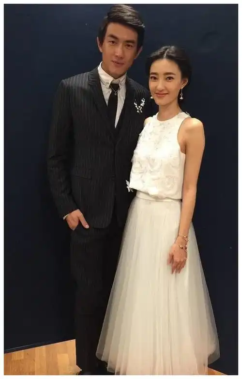 而最近王丽坤和林更新的绯闻虽然同样不知真假,但如今32岁的王丽坤也