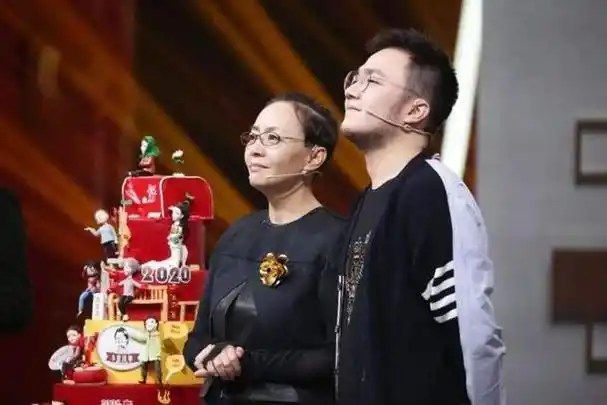 宋丹丹儿子一家走秀拿冠军,羽绒服都穿出明星感,母子走出不同路