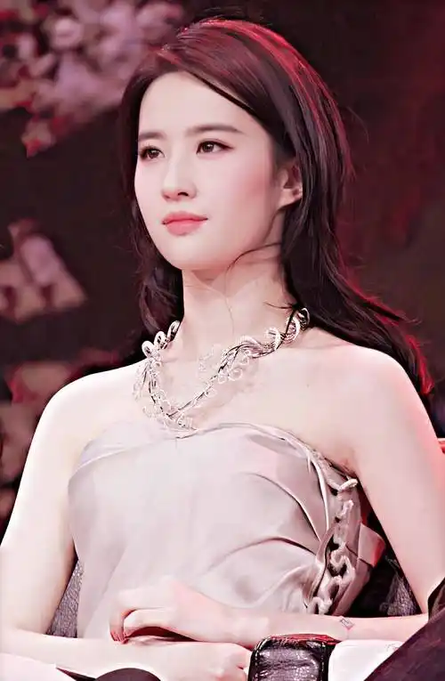 刘亦菲36岁生日在北京拍戏!