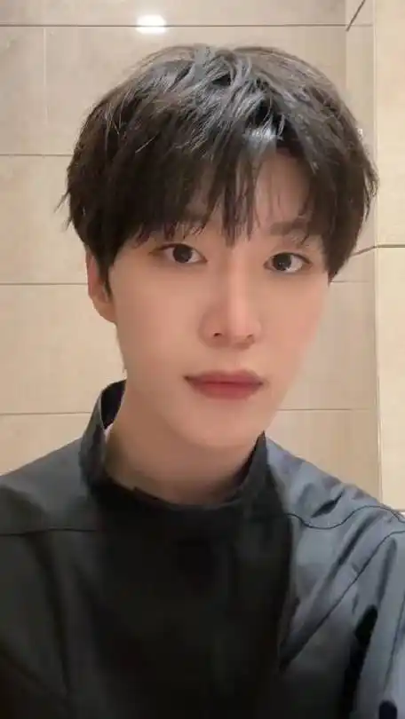 范丞丞比心手势舞