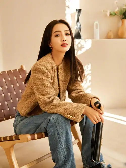 佟丽娅释出最新写真一身休闲风穿搭随性不失优雅