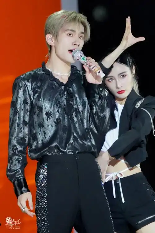 易烊千玺大花轿直拍 被删##tfboys是在擦玻璃吗