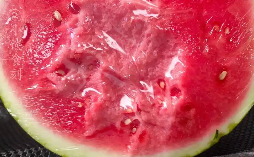 火遍街头的西瓜,摊主为啥切开来卖?