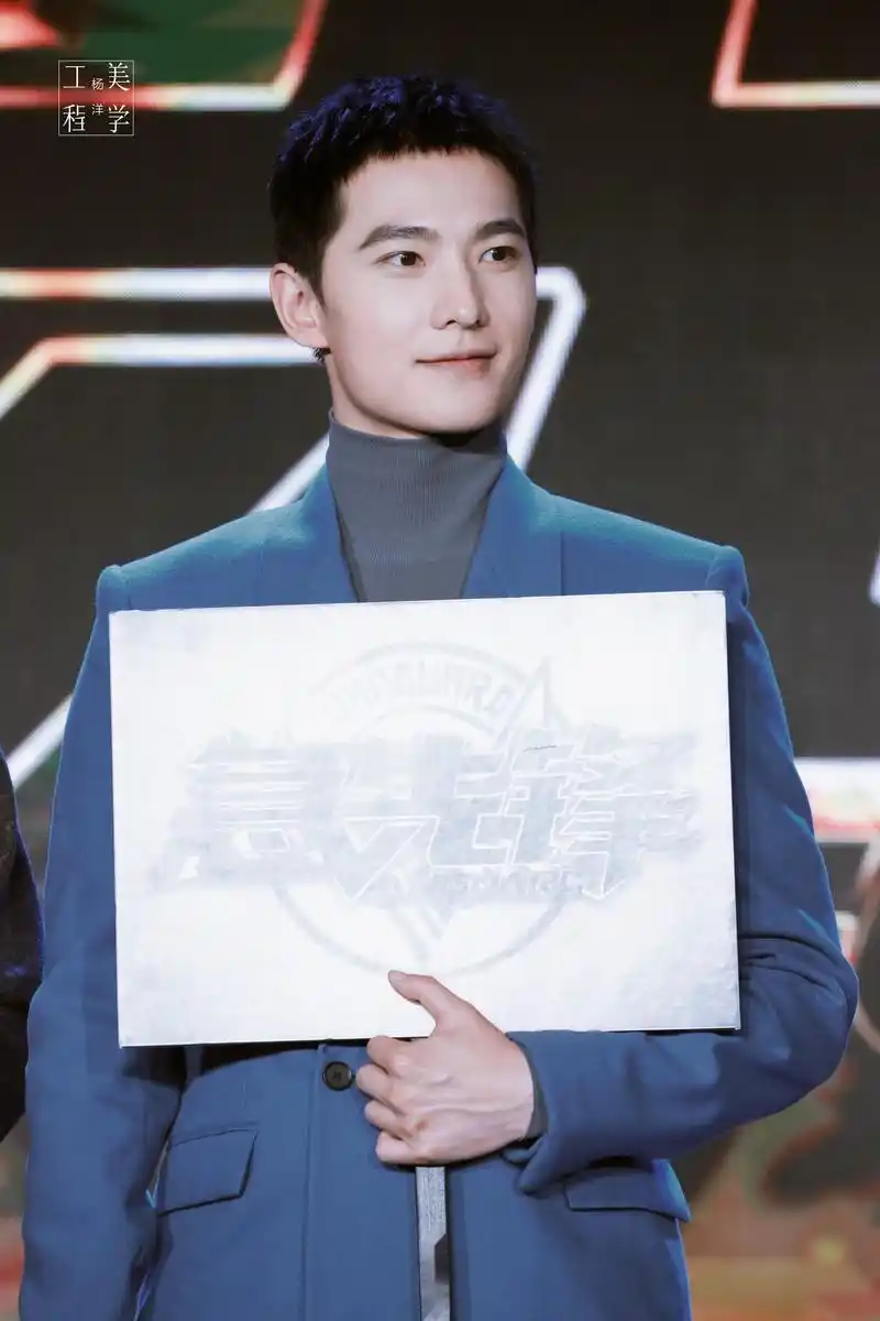 影片中,由杨洋饰演的急先锋小队队长雷震宇,与敌人斗智斗勇,带领小队