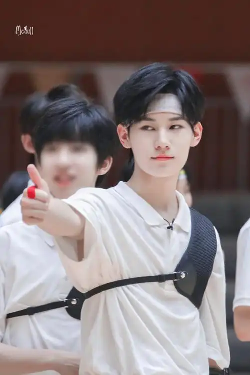 张真源 心动少年指数100%#张真源家族运动会饭拍图～戴着发带就先日