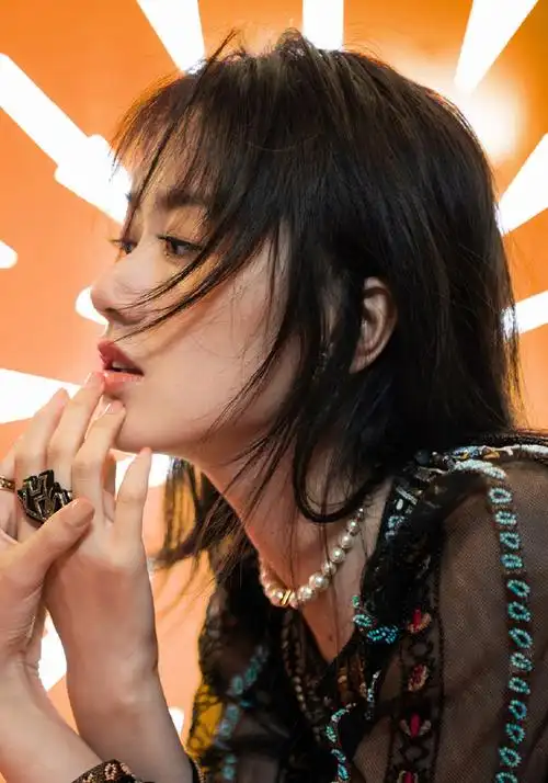 袁冰妍最新时尚杂志写真图片