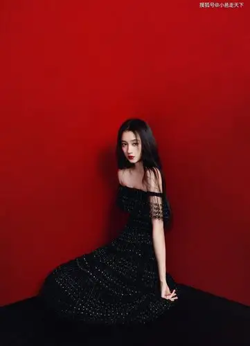 关晓彤红黑视觉反差高冷写真