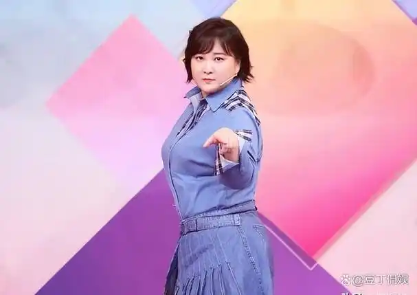 贾玲在大学里度过了四年时光,原本以为毕业后能够有所成就,实现自己的