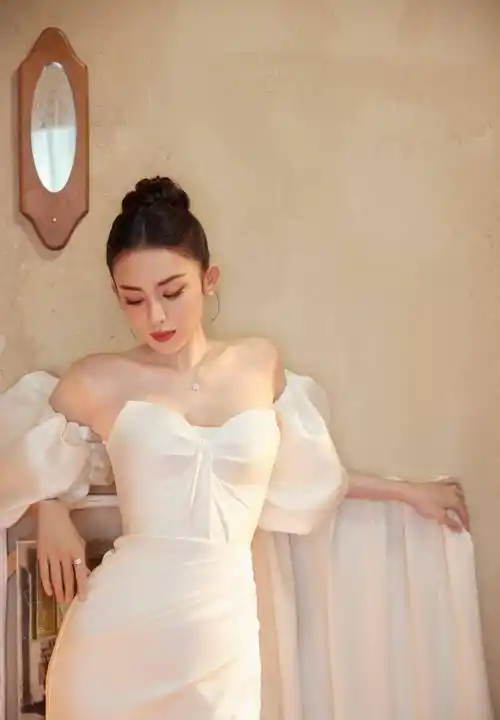 古力娜扎美照曝光,卷发搭配白色抹身材裙,散发着迷人魅力_时尚_女性