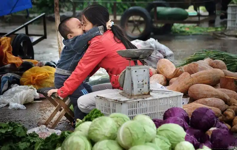 一组母子的感人照片,世界上最伟大的还是妈妈