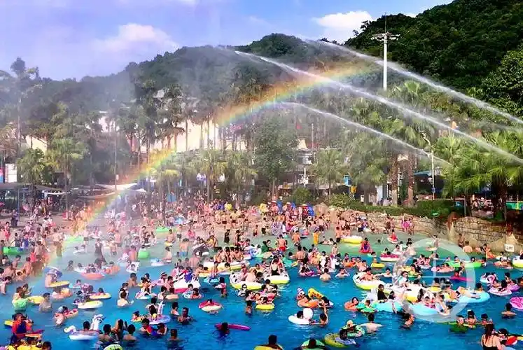 高温潮生活 | 人从众!秋老虎逞威 游泳池再现"下饺子"的壮观场面