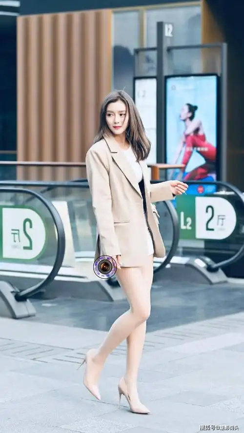 经典的尖头细高跟鞋修身显瘦提气质美女穿上它很有女人味