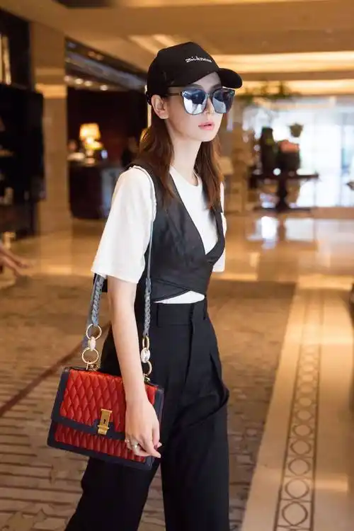 戚薇厉害穿高腰西裤帅气难挡v领露脐背心外穿更是吸睛十足