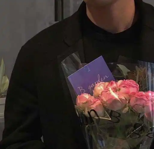 有没有手捧鲜花的男生壁纸啊? - 知乎