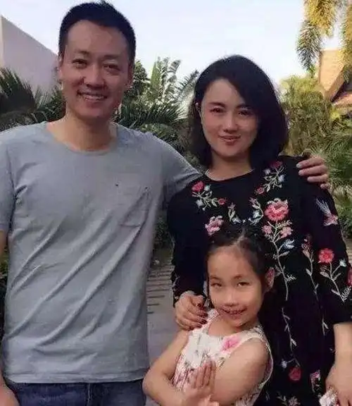 辛柏青与朱媛媛是两口子,女儿辛芯仪也乖巧懂事,满满的人生赢家