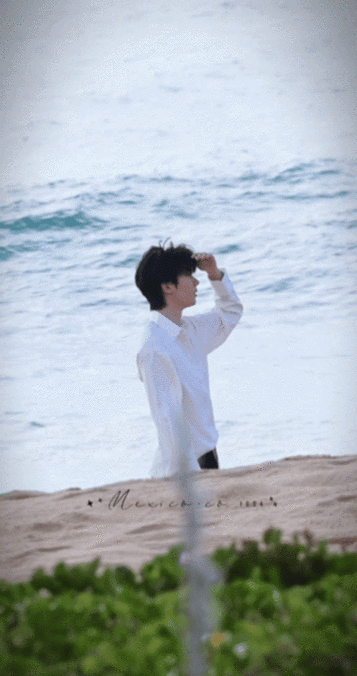 马嘉祺白衬衫海边拍摄路透##马嘉祺海边少年