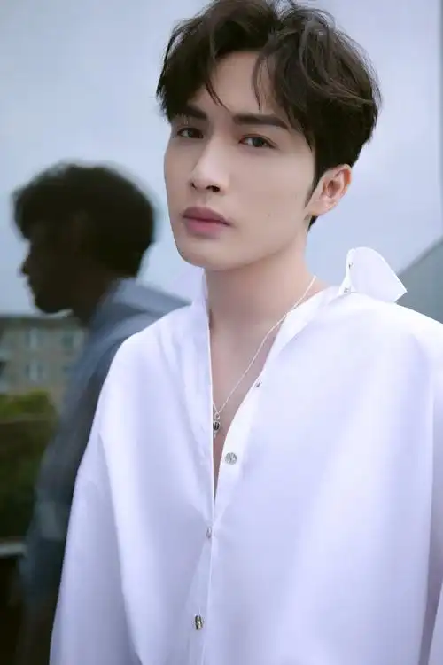 张彬彬白色衬衫