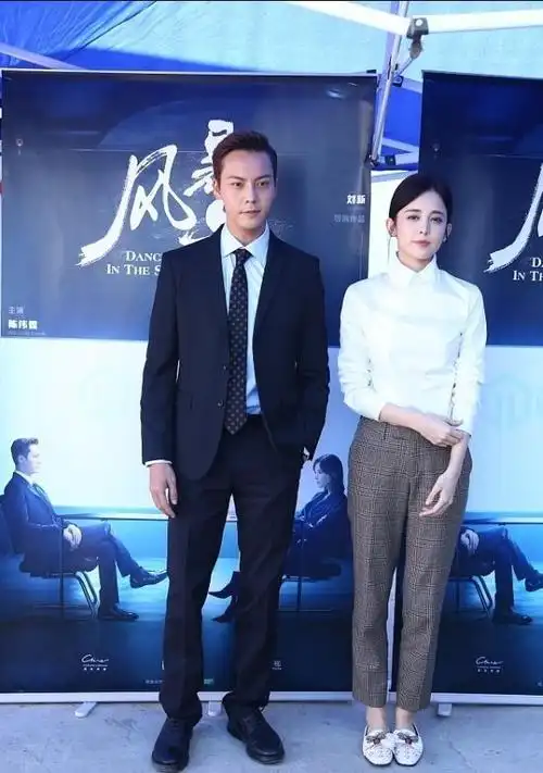 古力娜扎站在陈伟霆身边更显小鸟依人白衬衫穿得知性气息十足