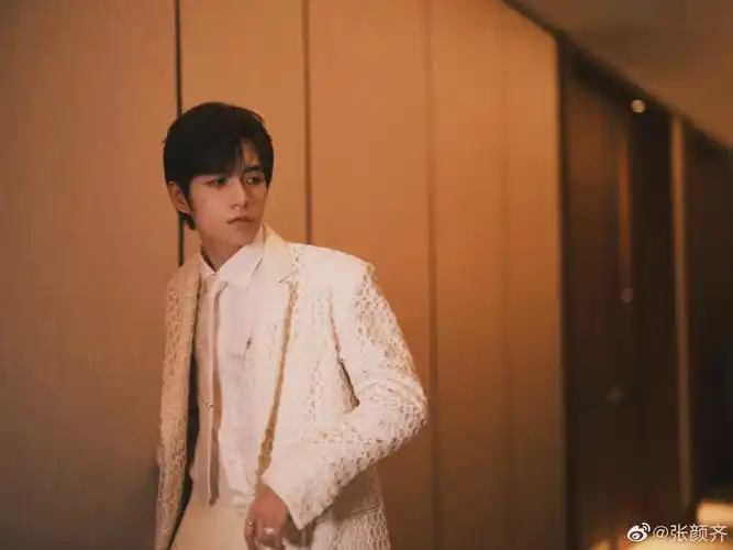 张颜齐镂空白西装造型精致帅气眼神好有表现力呐爱了爱了