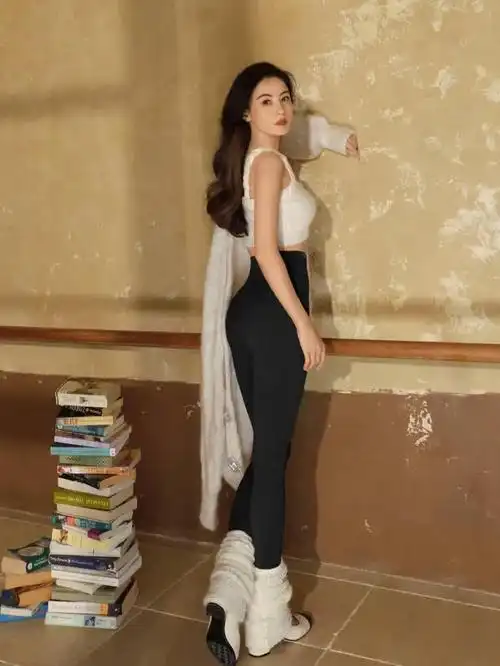 张柏芝穿白色小背心搭配紧身裤尽显好身材引发热议