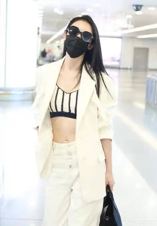 张俪身材好真任性,穿西装配抹胸不算什么,"肚脐上镶钻"才时髦